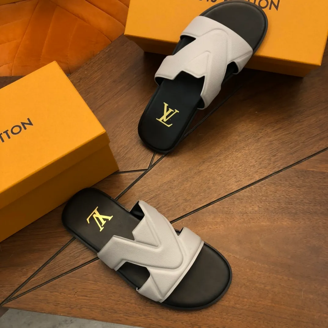 Factory price: 270💰LV counters are selling new brand luxury men's slippers, casual, loose and comfortable. The must-have model in the picture above [Happy][Happy], multiple colors available Size: 38-44, customized 45
